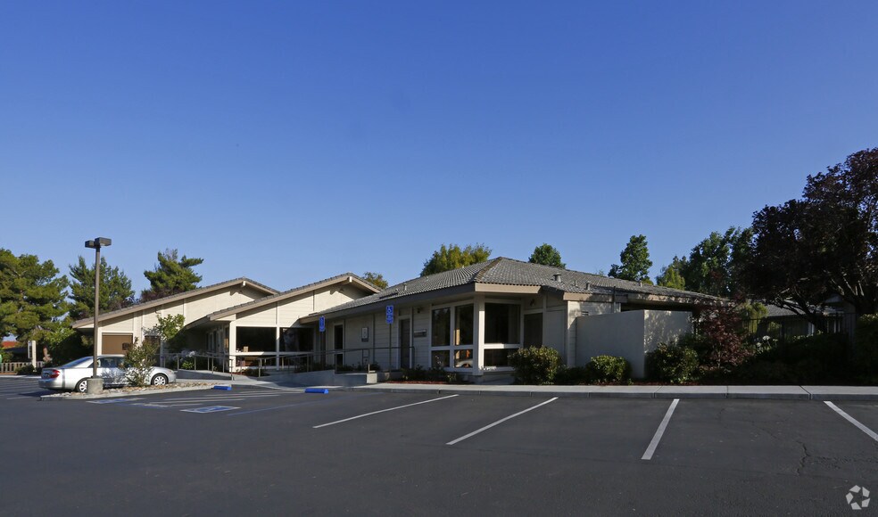 450-470 E Calaveras Blvd, Milpitas, CA à louer - Photo de l’immeuble – Image 2 sur 11