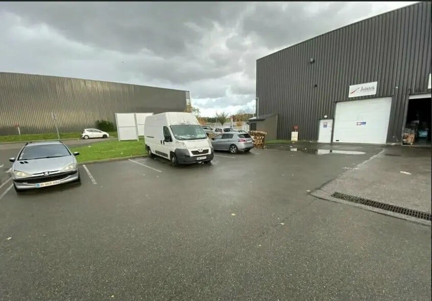 Local d’activités dans Stains à louer - Photo de l’immeuble – Image 1 sur 5
