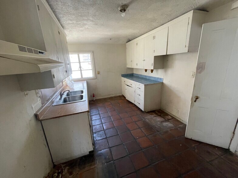 1360 Newport Ave, Long Beach, CA à vendre - Photo principale – Image 1 sur 8
