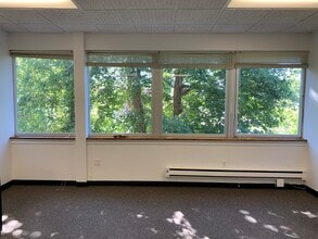 240 Plandome Rd, Manhasset, NY à louer Photo intérieure– Image 2 sur 2