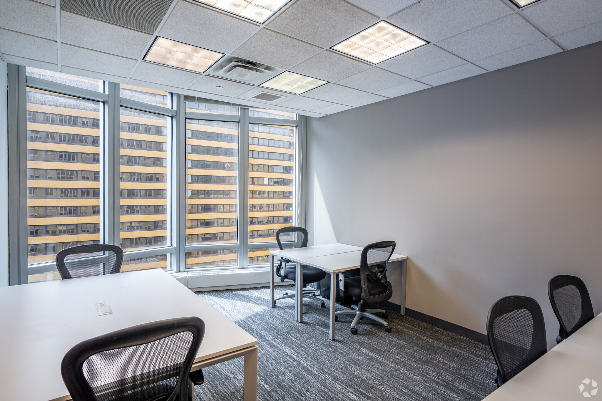 1325 Avenue of the Americas, New York, NY à louer Photo de l’immeuble– Image 1 sur 2