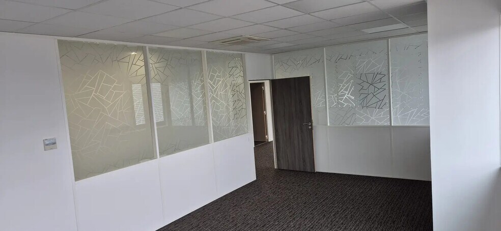 Bureau dans Meyzieu à louer - Photo de l’immeuble – Image 3 sur 12