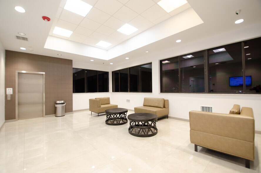 7001 SW 97th Ave, Miami, FL à louer - Photo intérieure – Image 2 sur 11