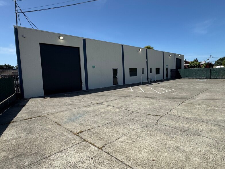 104 Maxwell Ct, Santa Rosa, CA à louer - Photo de l’immeuble – Image 1 sur 5
