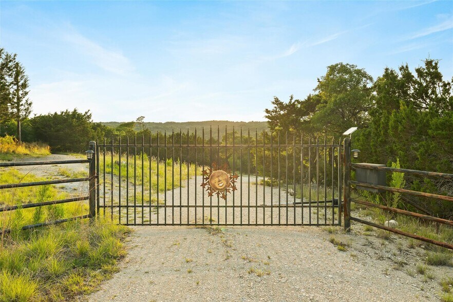 900 Lost Valley Rd, Dripping Springs, TX à vendre - Photo de l’immeuble – Image 2 sur 39