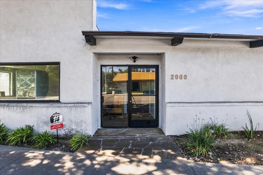 2060 E Foothill Blvd, Pasadena, CA à vendre - Photo de l’immeuble – Image 3 sur 13