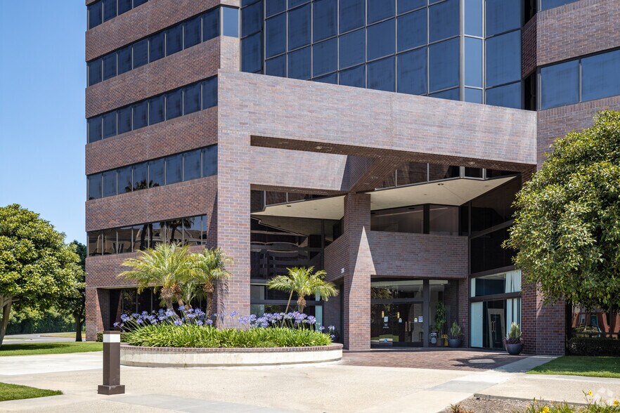 2201 Dupont Dr, Irvine, CA à louer - Photo de l’immeuble – Image 3 sur 17