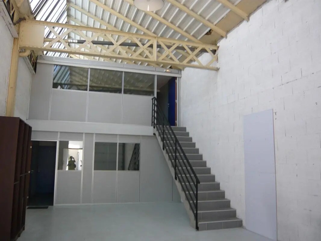 Industriel/Logistique dans Vénissieux à louer Photo de l’immeuble– Image 1 sur 2