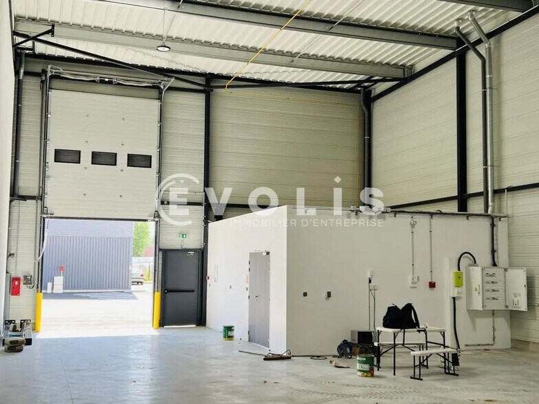 Bureau dans Savigny-le-Temple à louer - Photo intérieure – Image 2 sur 7