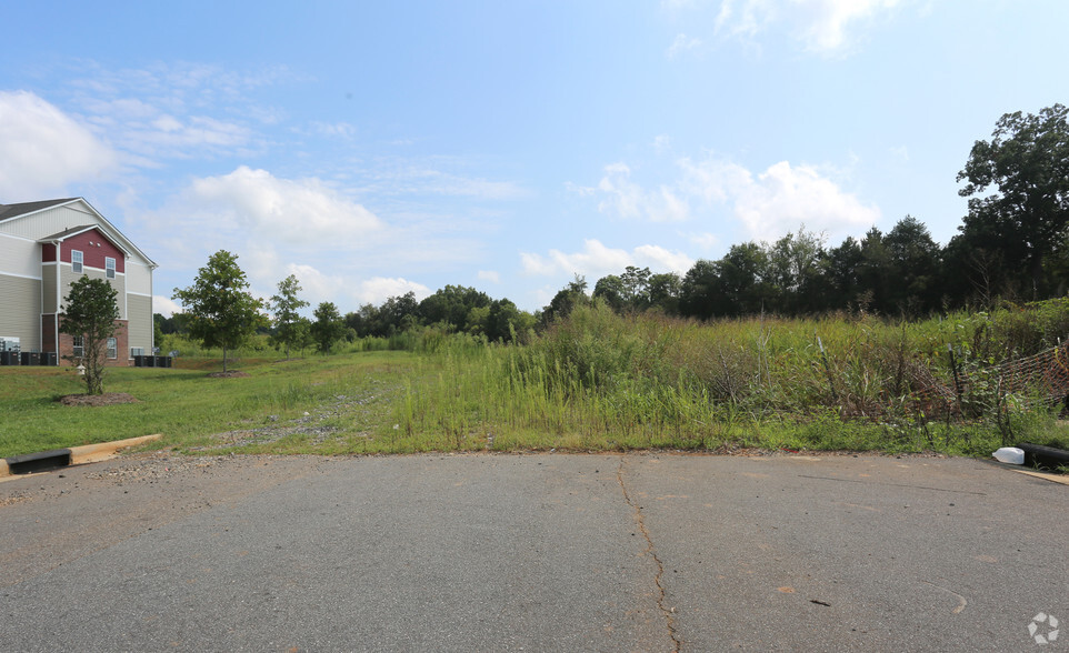 140 N Pointe Blvd, Statesville, NC à louer - Photo principale – Image 1 sur 5
