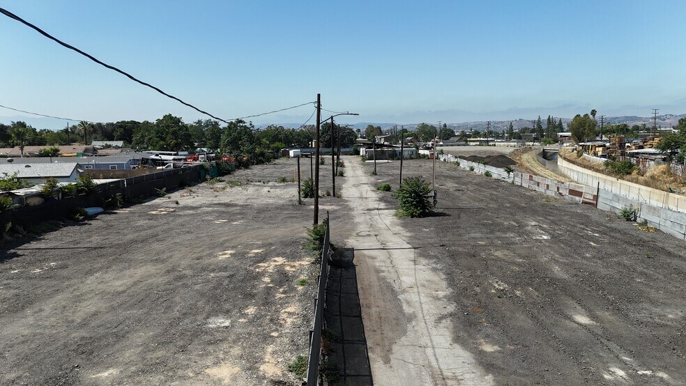 E 9th St, Pomona, CA à louer - Photo de l’immeuble – Image 3 sur 7