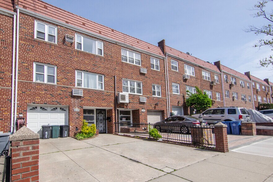 3117 79th St, East Elmhurst, NY à vendre - Photo de l’immeuble – Image 2 sur 7