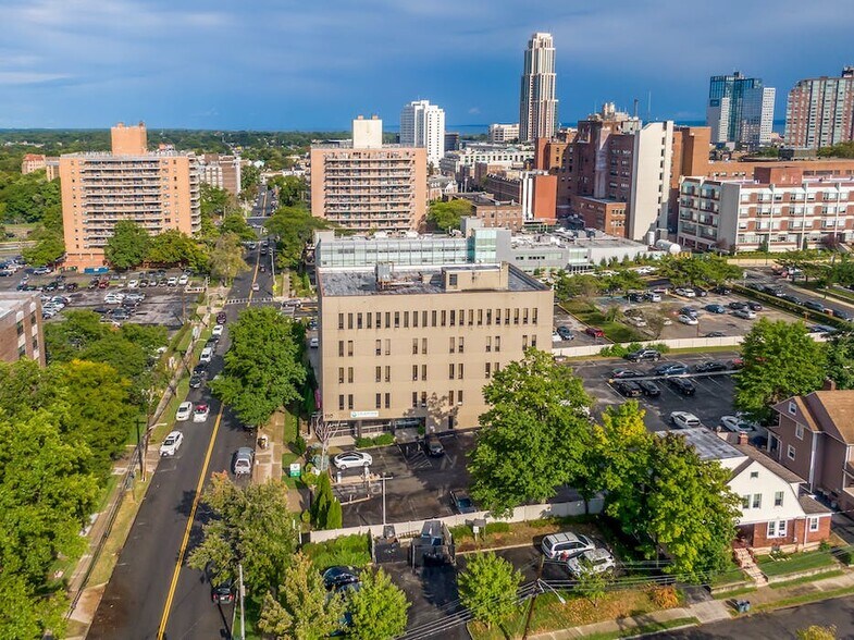 110 Lockwood Ave, New Rochelle, NY à vendre - Photo de l’immeuble – Image 2 sur 8
