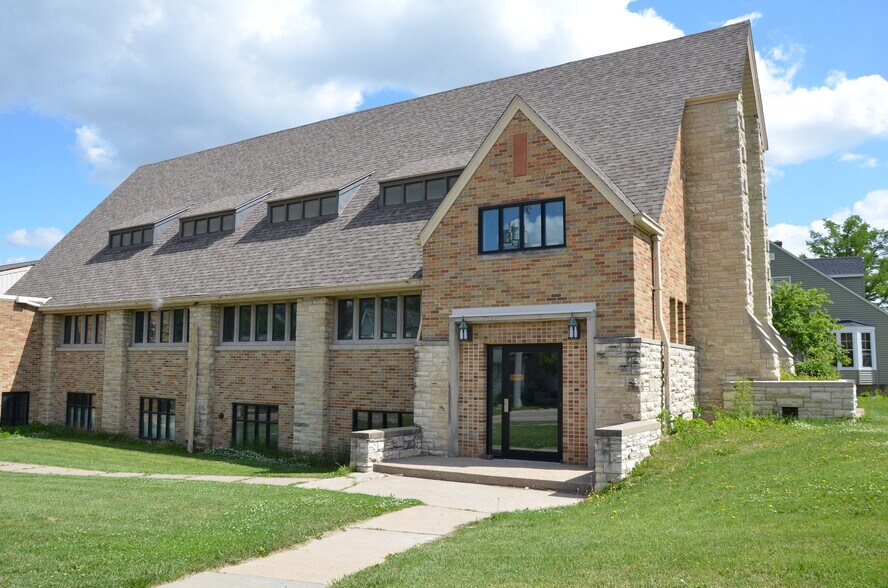 2100 1st Ave NE, Cedar Rapids, IA à vendre - Photo de l’immeuble – Image 2 sur 13