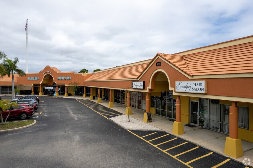 950 N Courtenay Pky, Merritt Island, FL à louer - Photo de l’immeuble – Image 3 sur 6