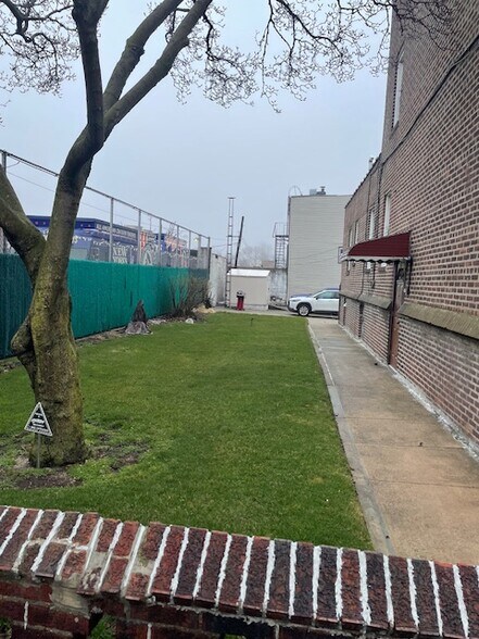 5869 59th St, Maspeth, NY à vendre - Photo de l’immeuble – Image 2 sur 11