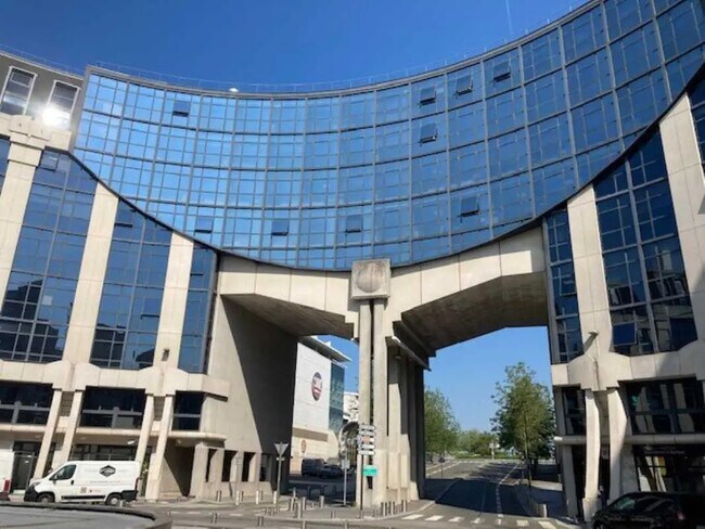 Plus de détails pour 14-15 Place Georges Pompidou, Montigny-le-Bretonneux - Bureau à louer