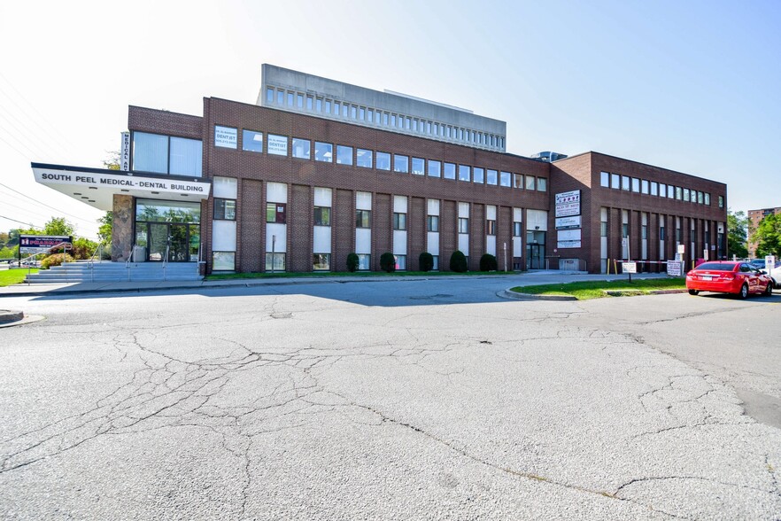 77 Queensway W, Mississauga, ON à louer - Photo de l’immeuble – Image 3 sur 3