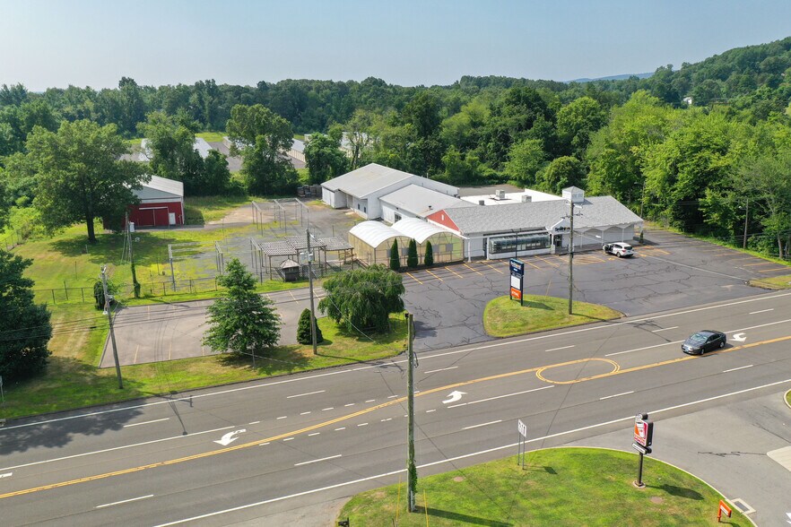 147 Meriden Rd, Middlefield, CT à louer - Photo de l’immeuble – Image 1 sur 23