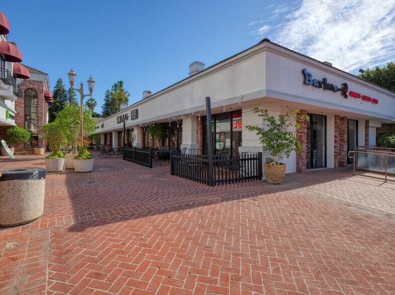 15928 Ventura Blvd, Encino, CA à louer - Photo de l’immeuble – Image 2 sur 9