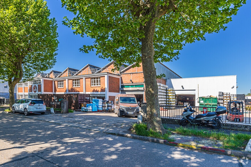 Avenue De La Redoute, Villeneuve-la-Garenne à louer - Photo de l’immeuble – Image 2 sur 4