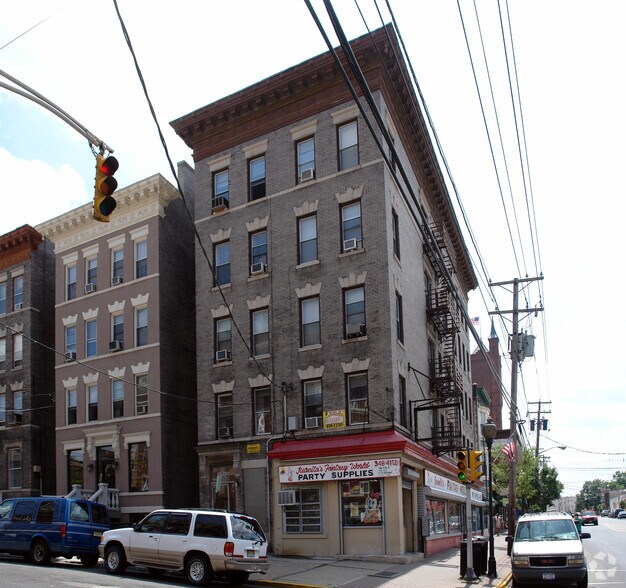 99 Clifton Ter, Weehawken, NJ à vendre - Photo de l’immeuble – Image 2 sur 2
