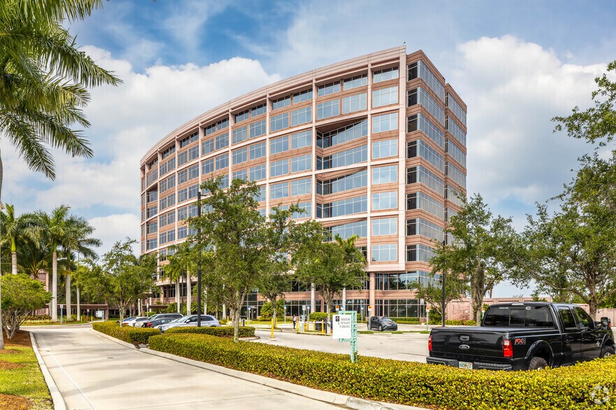 1000 NW 57th Ct, Miami, FL à louer - Photo de l’immeuble – Image 2 sur 9
