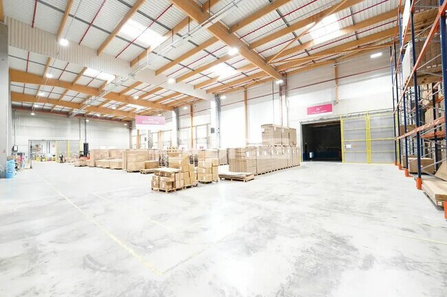 Plus de détails pour Bureau, Industriel/Logistique à louer