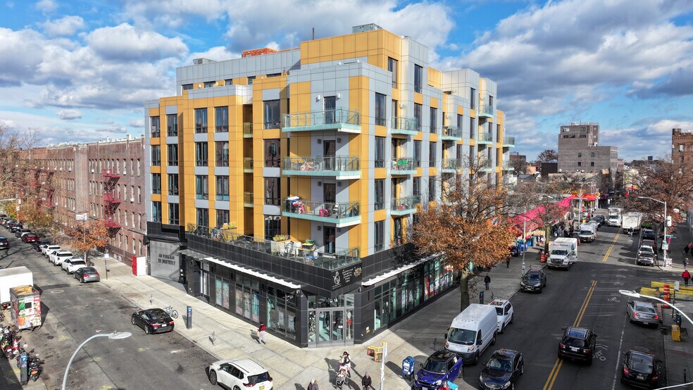 9501 37th Ave, Flushing, NY à vendre - Photo de l’immeuble – Image 1 sur 30