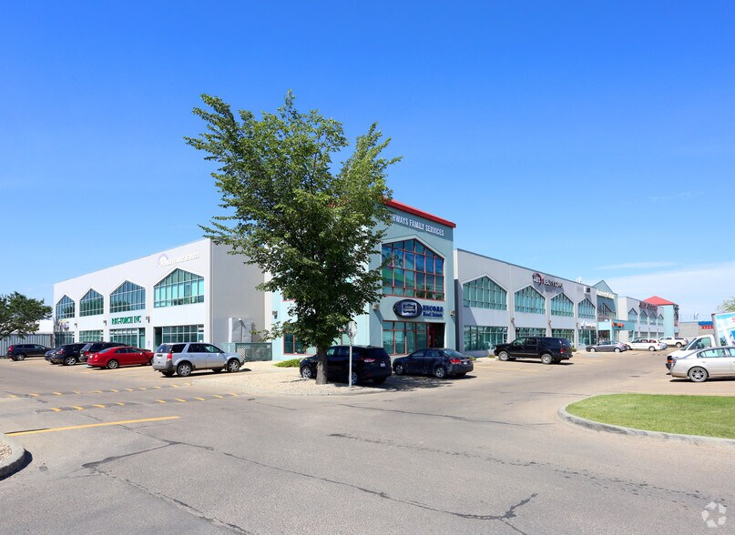 6734-6768 75 St NW, Edmonton, AB à louer - Photo de l’immeuble – Image 2 sur 8