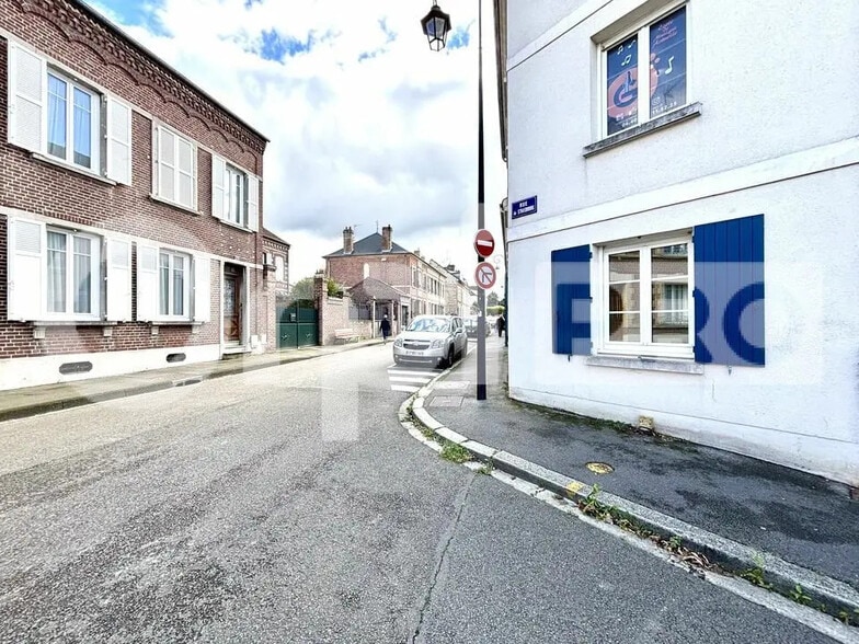 Local d’activités dans Compiègne à louer - Photo de l’immeuble – Image 3 sur 5