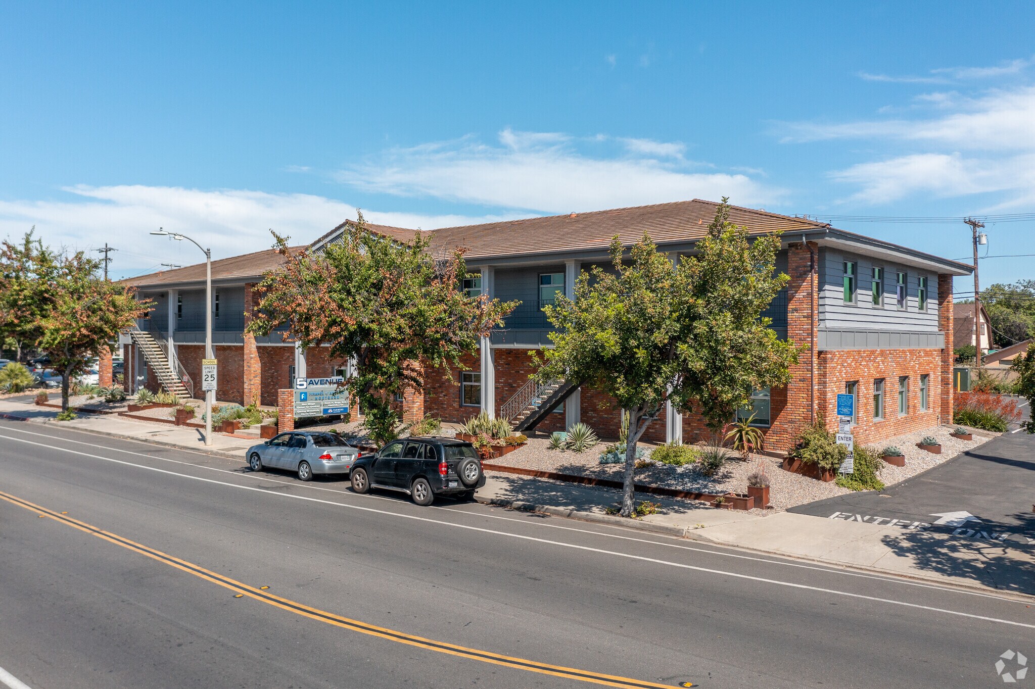 235 W 5th Ave, Escondido, CA à vendre Photo principale– Image 1 sur 14
