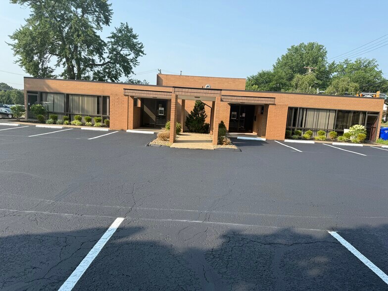 2341 Oakwood Dr, Cuyahoga Falls, OH à louer - Photo de l’immeuble – Image 2 sur 7