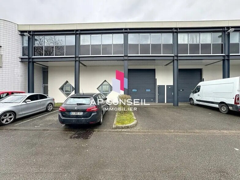Local d’activités dans Élancourt à louer - Photo de l’immeuble – Image 1 sur 12