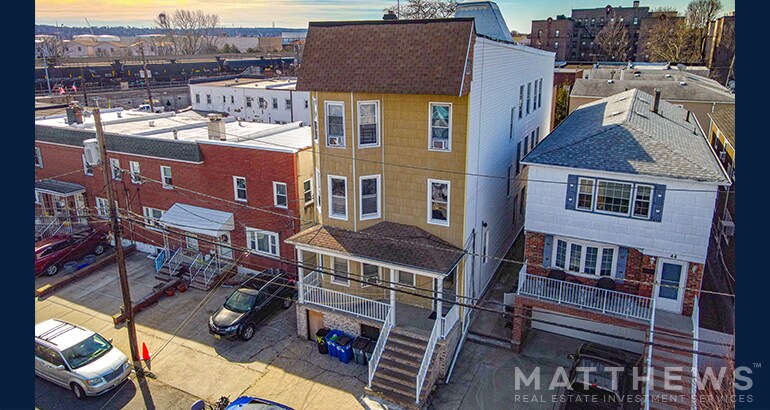 46 E 14th St, Bayonne, NJ à vendre Photo de l’immeuble– Image 1 sur 1