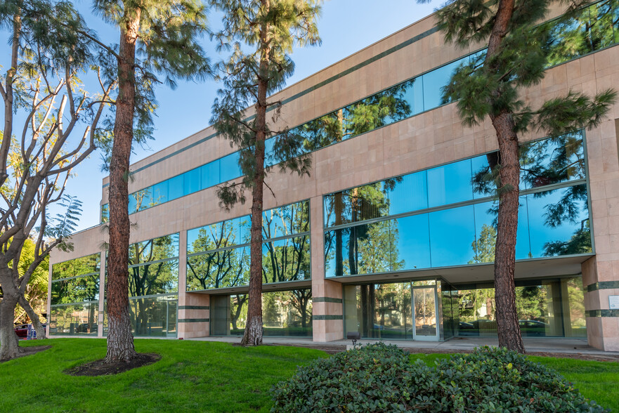 5550 Topanga Canyon Blvd, Woodland Hills, CA à vendre - Photo de l’immeuble – Image 2 sur 19