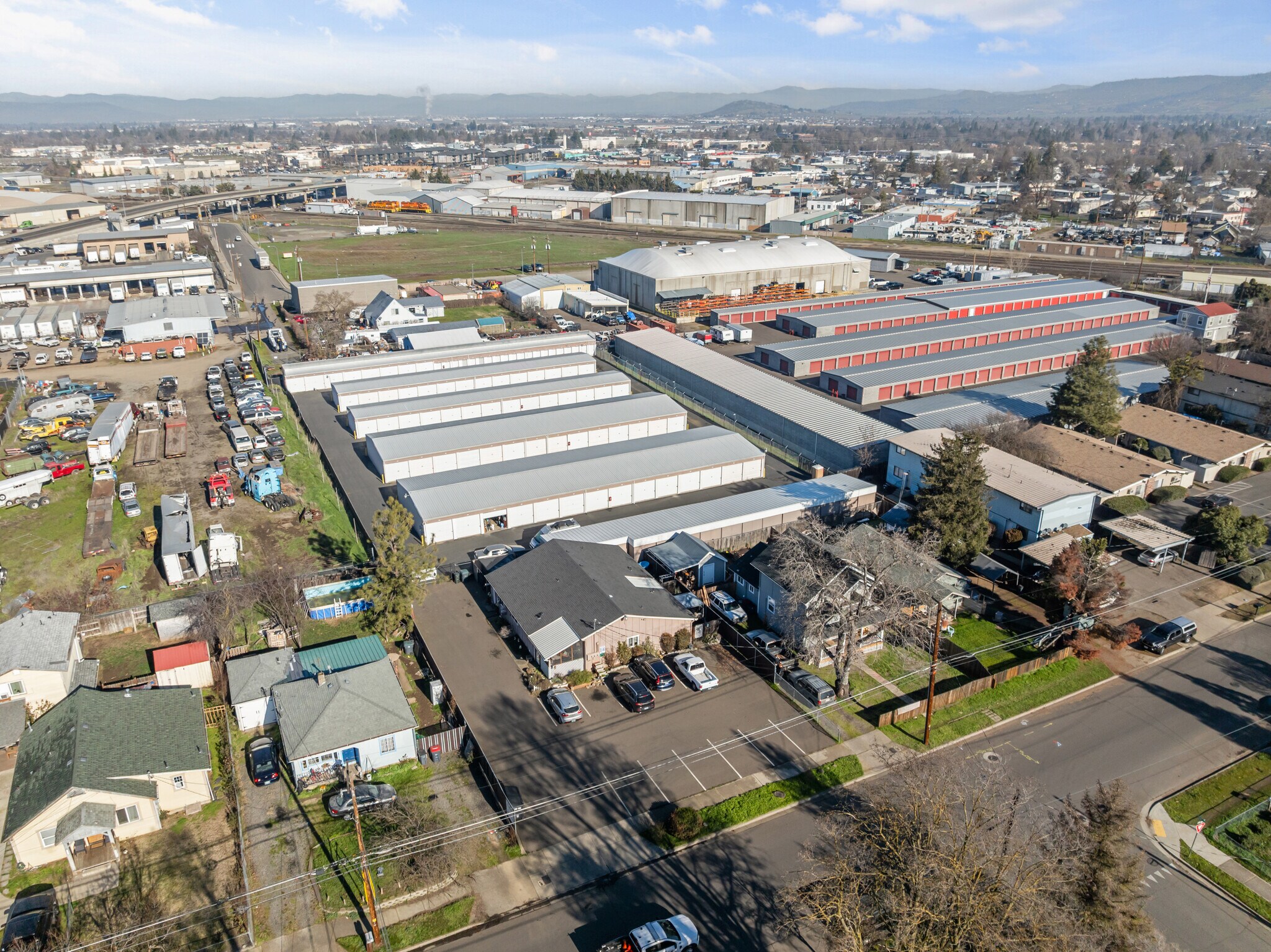 402 W Clark St, Medford, OR à vendre Photo principale– Image 1 sur 8