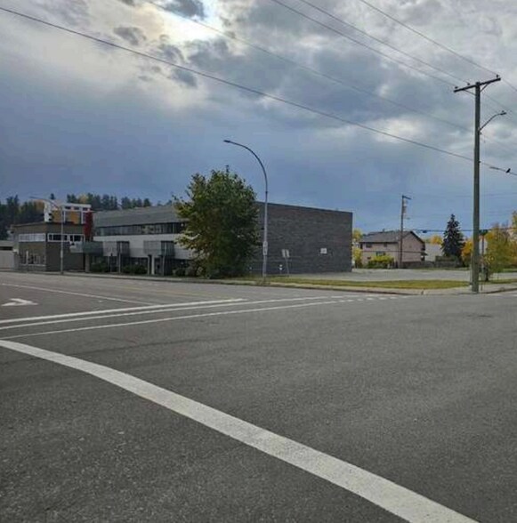 1577 7th Av, Prince George, BC à louer - Photo de l’immeuble – Image 3 sur 8