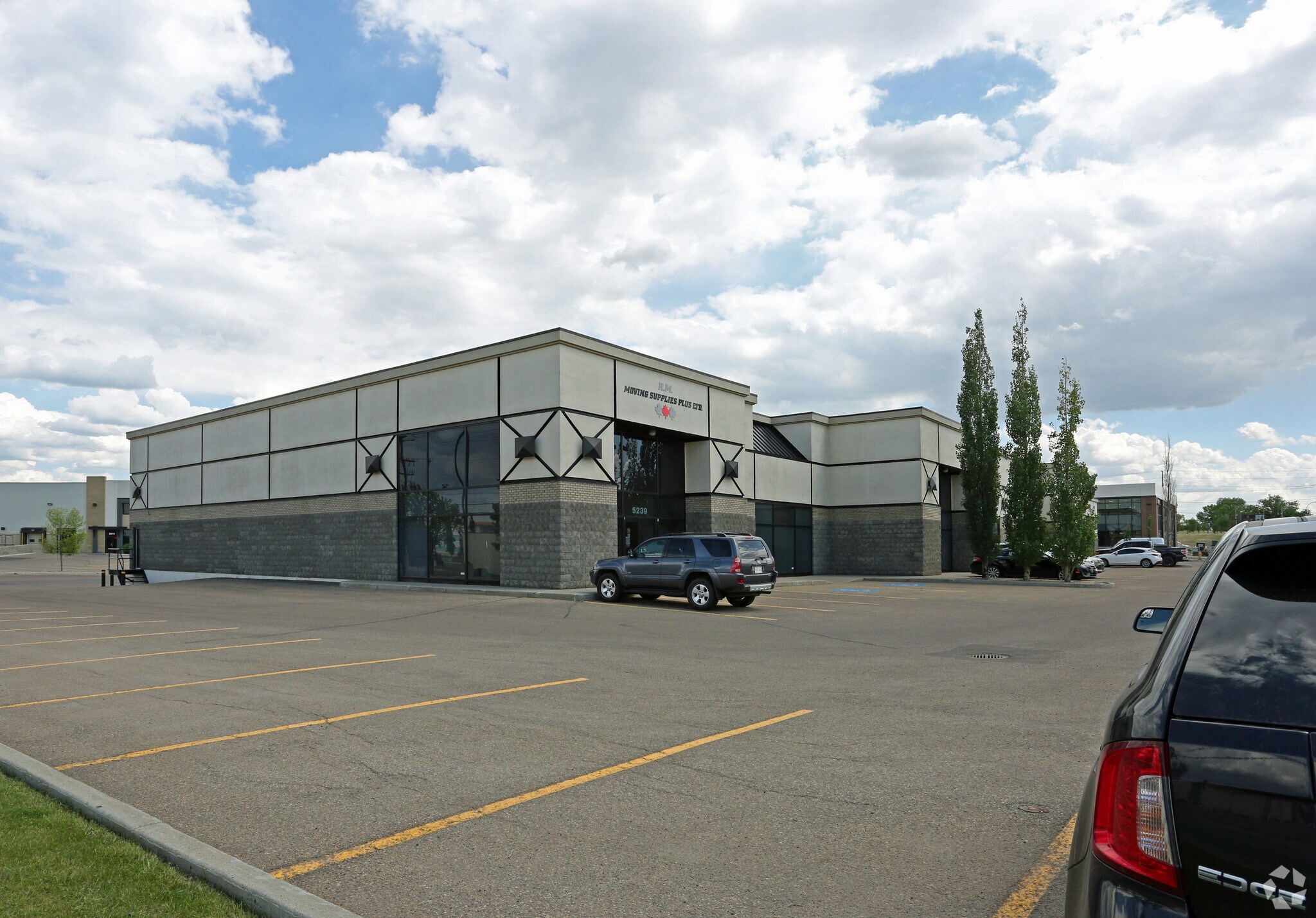 8560 Roper Rd, Edmonton, AB à louer Photo de l’immeuble– Image 1 sur 6