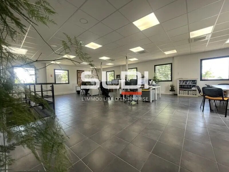 Local d’activités dans Saint-Priest à louer Photo de l’immeuble– Image 1 sur 3