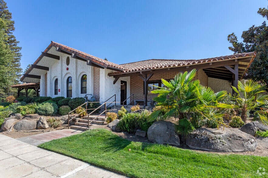 7170 N Financial Dr, Fresno, CA à louer - Photo de l’immeuble – Image 1 sur 5