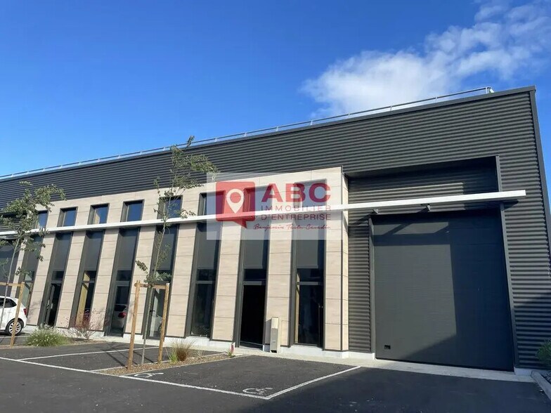 Local d’activités dans Gallargues-le-Montueux à louer - Photo de l’immeuble – Image 3 sur 5