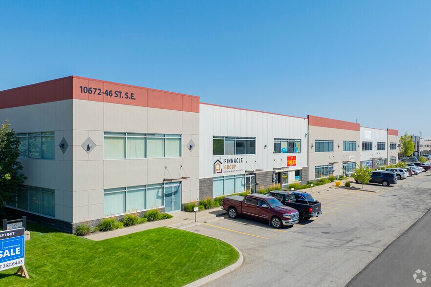 10672 46th St SE, Calgary, AB à vendre - Photo principale – Image 1 sur 16