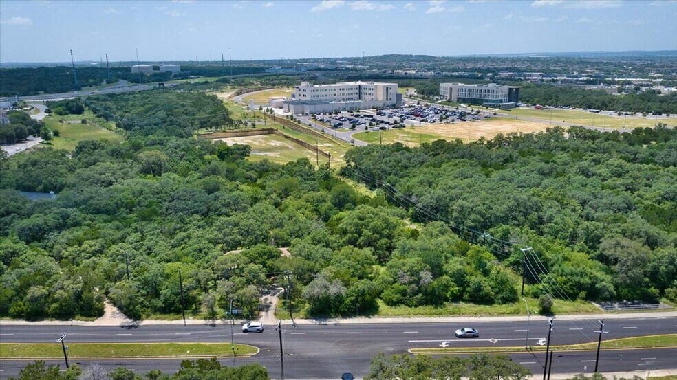 5215 Rogers Rd, San Antonio, TX à vendre - Photo de l’immeuble – Image 2 sur 9