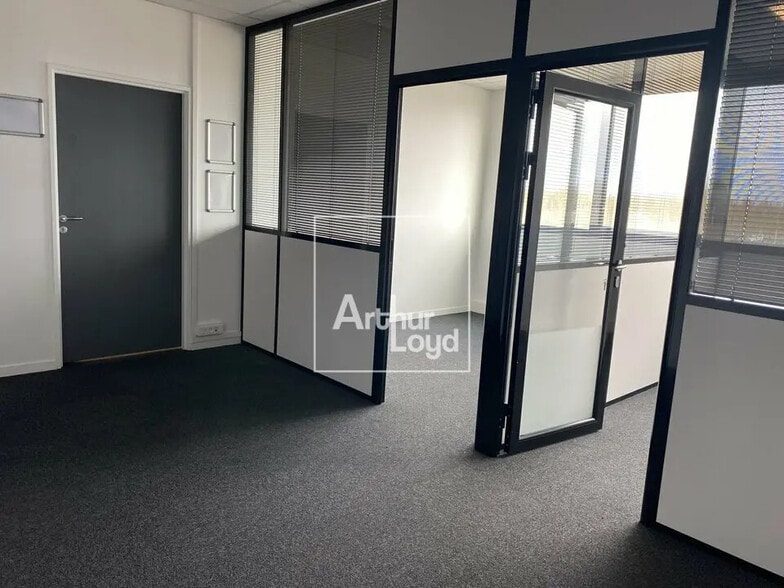 Bureau dans Lieusaint à louer - Photo intérieure – Image 2 sur 4