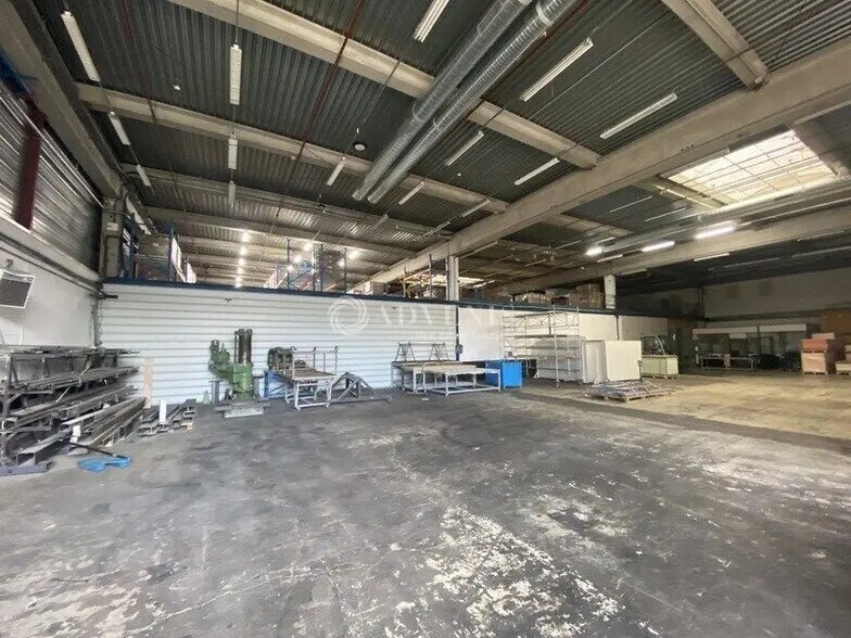 Industriel/Logistique dans Maurepas à vendre - Photo de l’immeuble – Image 2 sur 9