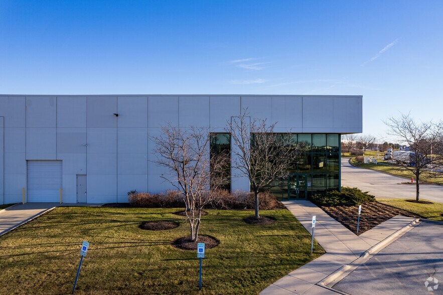 340 W Crossroads Pky, Bolingbrook, IL à louer - Photo de l’immeuble – Image 3 sur 9