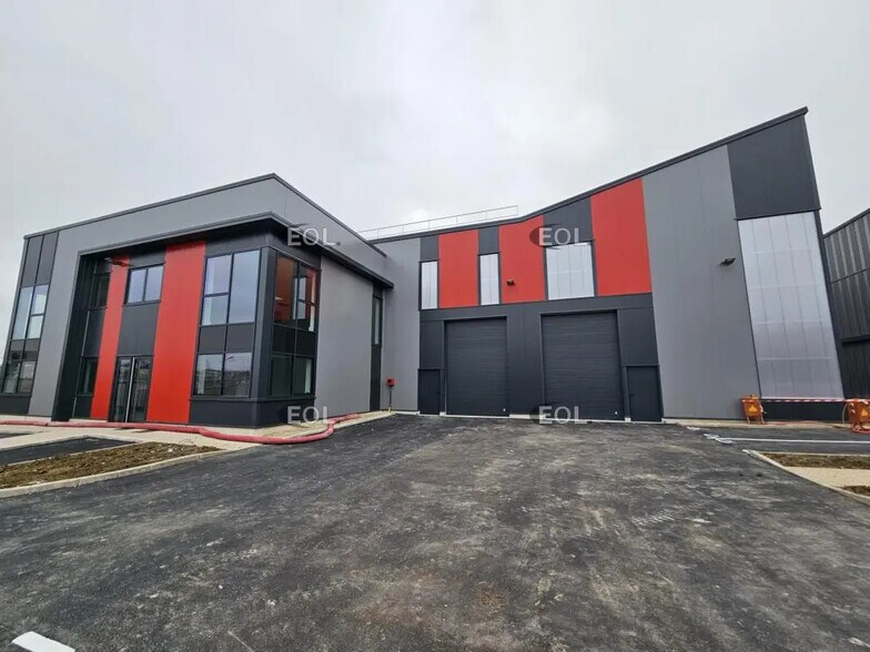 Local d’activités dans Limeil-Brévannes à louer - Photo de l’immeuble – Image 1 sur 14