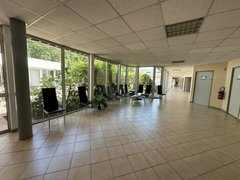 Bureau dans Les Pennes-Mirabeau à louer - Photo de l’immeuble – Image 1 sur 11