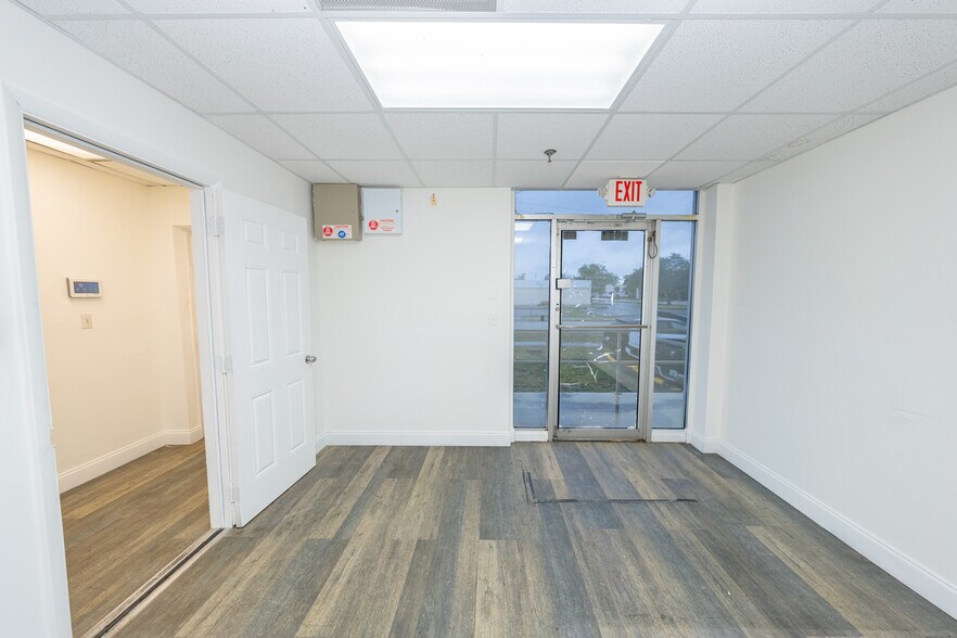 4095 N 28th Way, Hollywood, FL à louer - Hall d’entrée – Image 3 sur 13